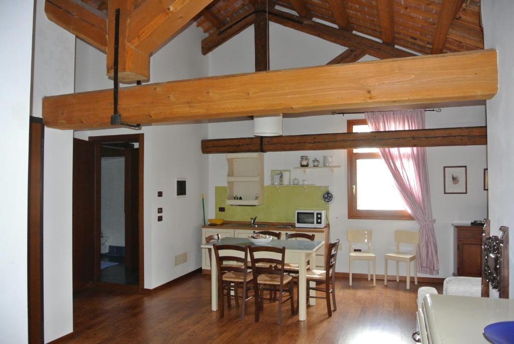 eine Küche und ein Esszimmer mit einem Tisch und Stühlen in der Unterkunft Agriturismo Terra di Zosagna in Breda di Piave