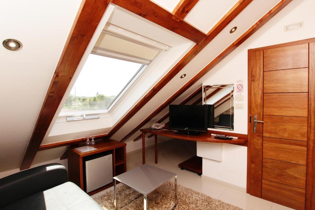 Televízia a/alebo spoločenská miestnosť v ubytovaní Villa Kampanel