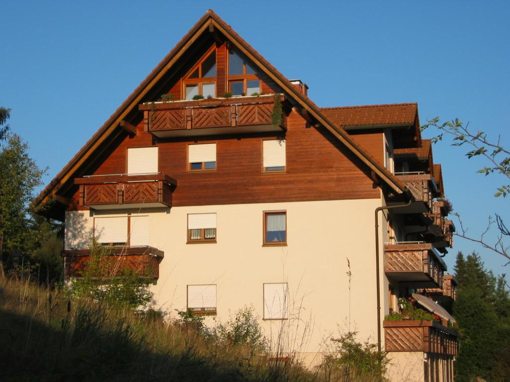 una casa con balconi sul lato di Urseetalblick a Lenzkirch