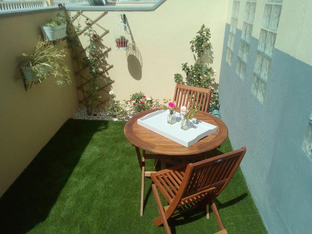 エル・メダノにあるAvenue Studyのバルコニー(緑の芝生付)にテーブルと椅子