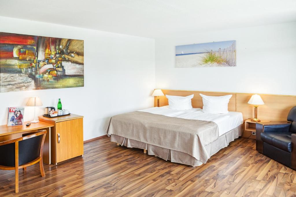 Postel nebo postele na pokoji v ubytování Hotel Plöner See by Tulip Inn