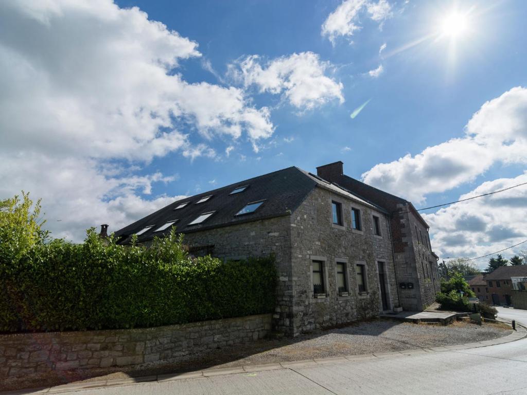 WalcourtにあるSpacious Farmhouse in Fontenelle with Gardenの屋根に太陽光パネルを施した古いレンガ造りの建物