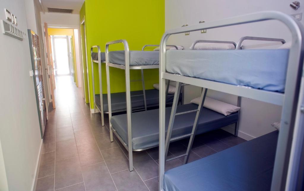 Cama o camas de una habitación en UBA Hostel