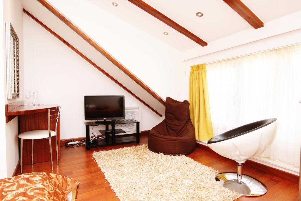 Televízia a/alebo spoločenská miestnosť v ubytovaní Villa Kampanel