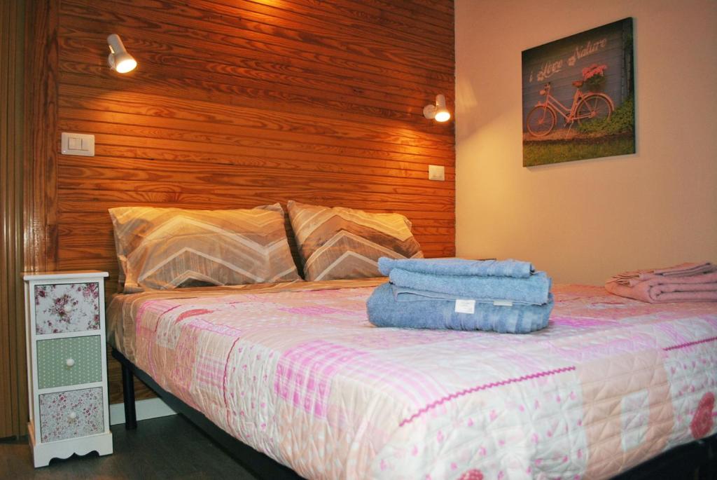 מיטה או מיטות בחדר ב-Tigullio Vacations: lo Chalet sul Mare