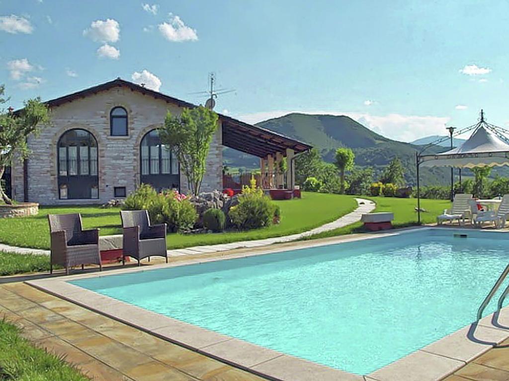 Piscina de la sau aproape de Detached house in Cagli with swimming pool and garden
