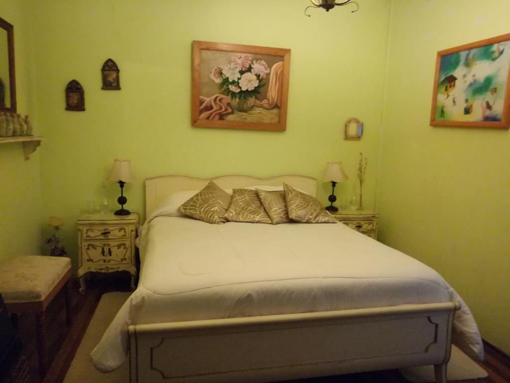 Ένα ή περισσότερα κρεβάτια σε δωμάτιο στο Hostal Renoir