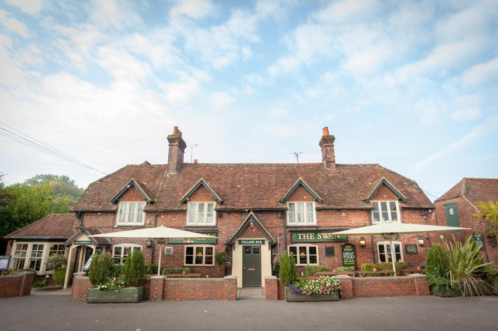 a large brick house with at Swan, Thatcham by Marston's Inns in Thatcham
