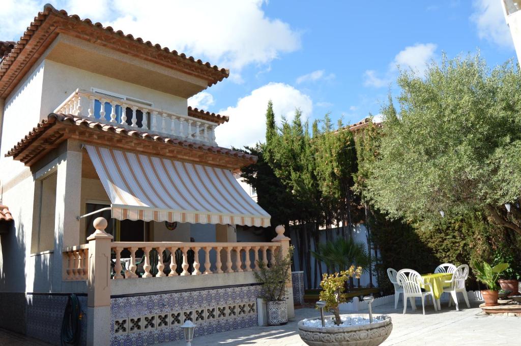 una villa con balcón y patio en L'Ocell Blau, en Miami Platja