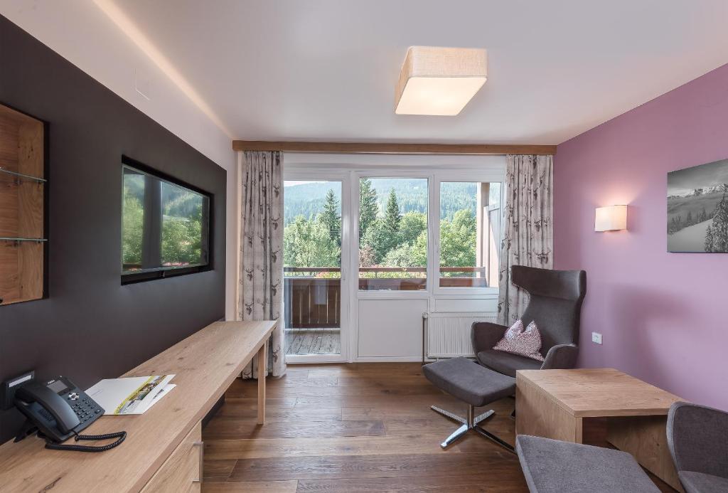 Televízia a/alebo spoločenská miestnosť v ubytovaní Hotel Leonhard