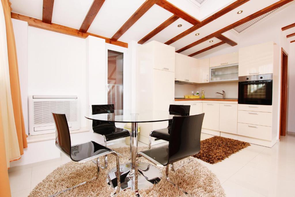 Kuchyňa alebo kuchynka v ubytovaní Villa Kampanel