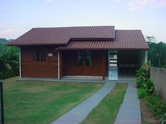 una pequeña casa con techo marrón en Tranquilidade na Praia da Gamboa en Garopaba