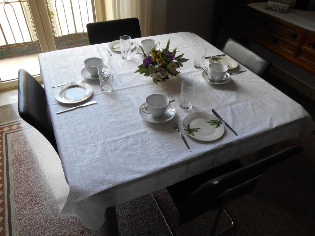 パレルモにある4Youの白いテーブルクロスが掛けられたテーブル