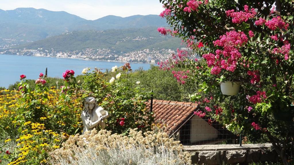 una estatua de una mujer en un jardín con flores en Dada Apartment, en Rijeka
