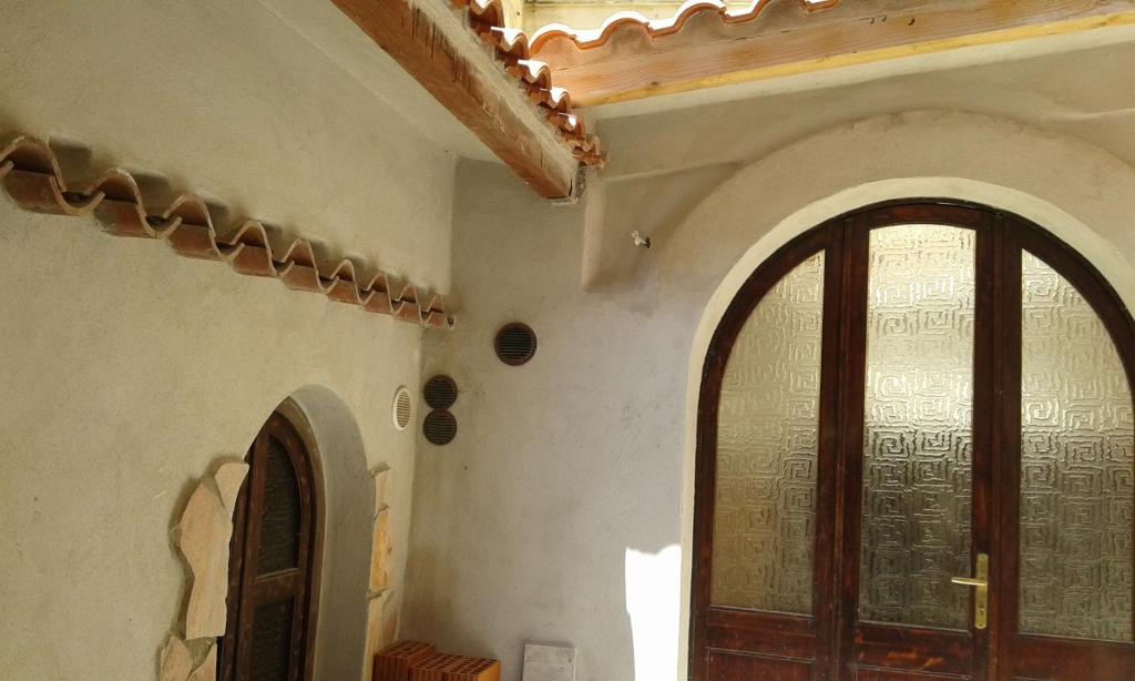 pusty pokój z drzwiami i oknem w obiekcie Casa dell'Artista singola indipendente w Cagliari