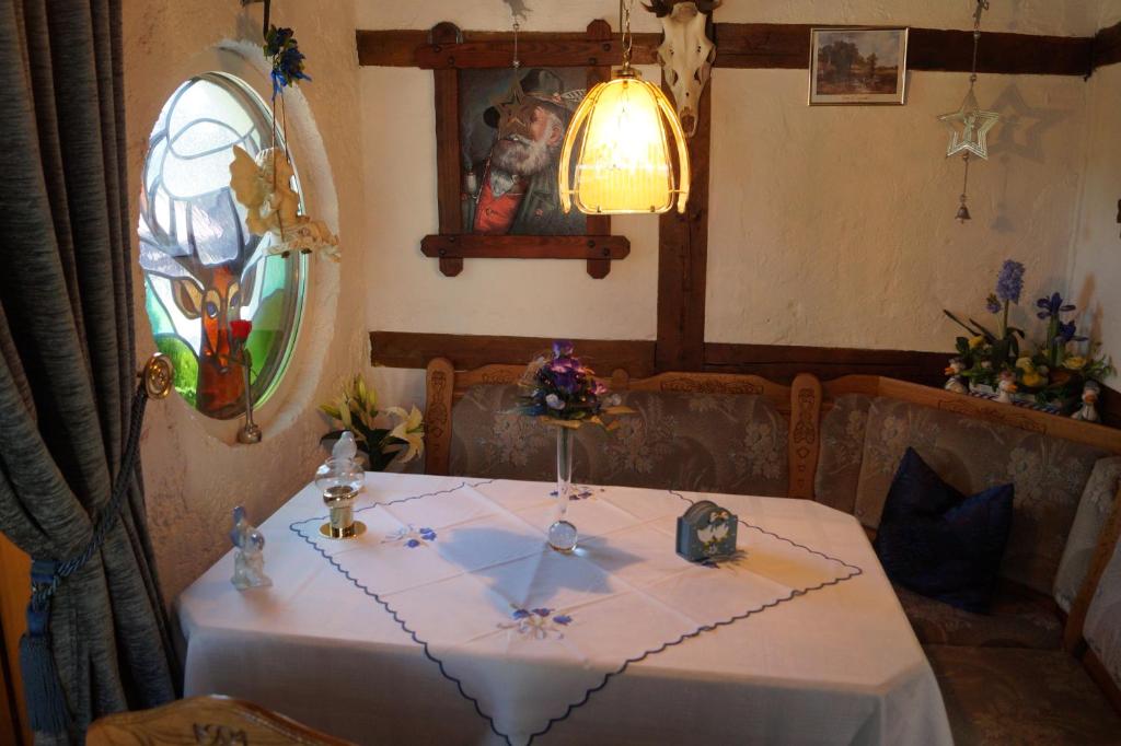 Pension Jagdhütte في سانكت أندرياسبرغ: طاولة مع قطعة قماش بيضاء ومرآة