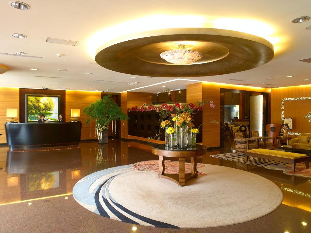 a lobby with a table with flowers on it at King&#39;s Town Hotel in Kaohsiung