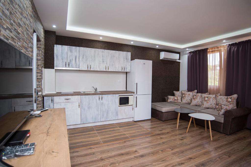 eine Küche und ein Wohnzimmer mit einem Sofa und einem Tisch in der Unterkunft Apartment Nikol in Sozopol