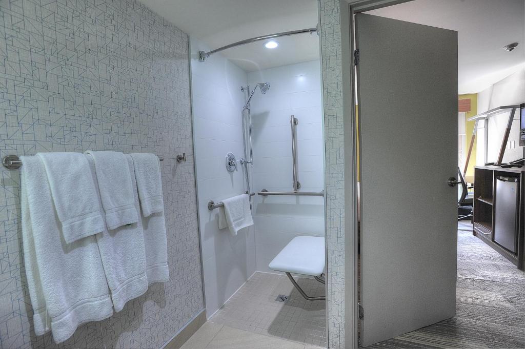 
King Room - Hearing Accessible - Roll-in Shower
