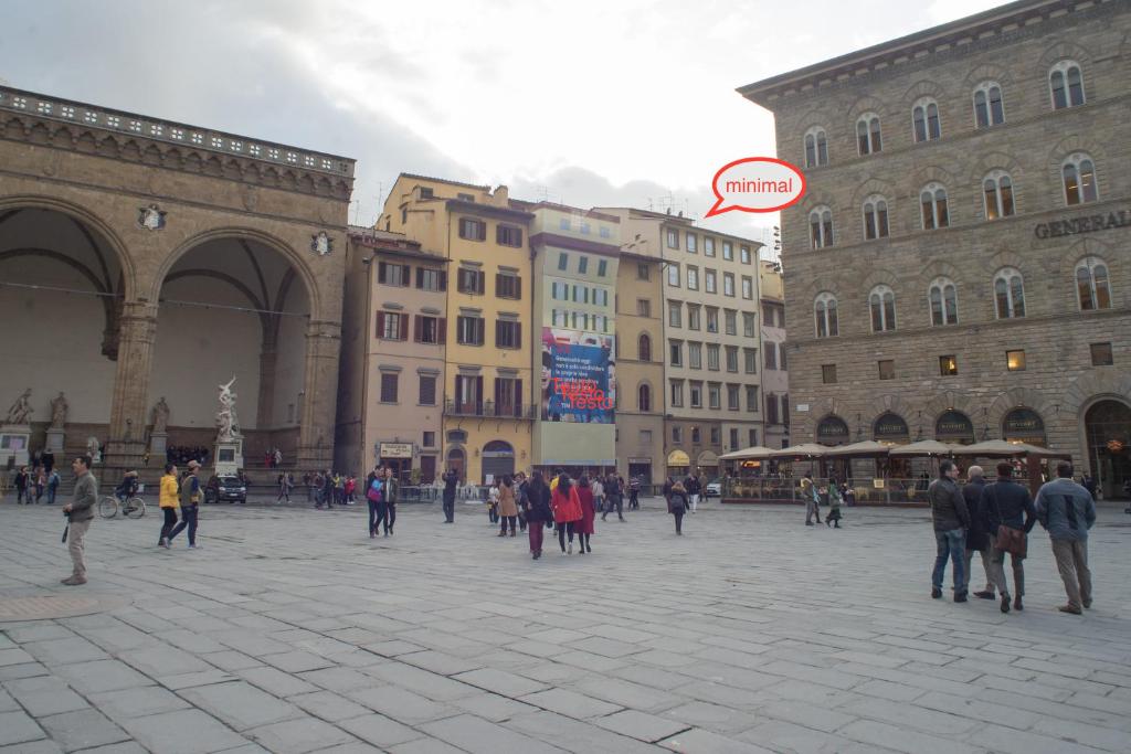 フィレンツェにあるMinimal Signoriaの広場を歩き回る人々