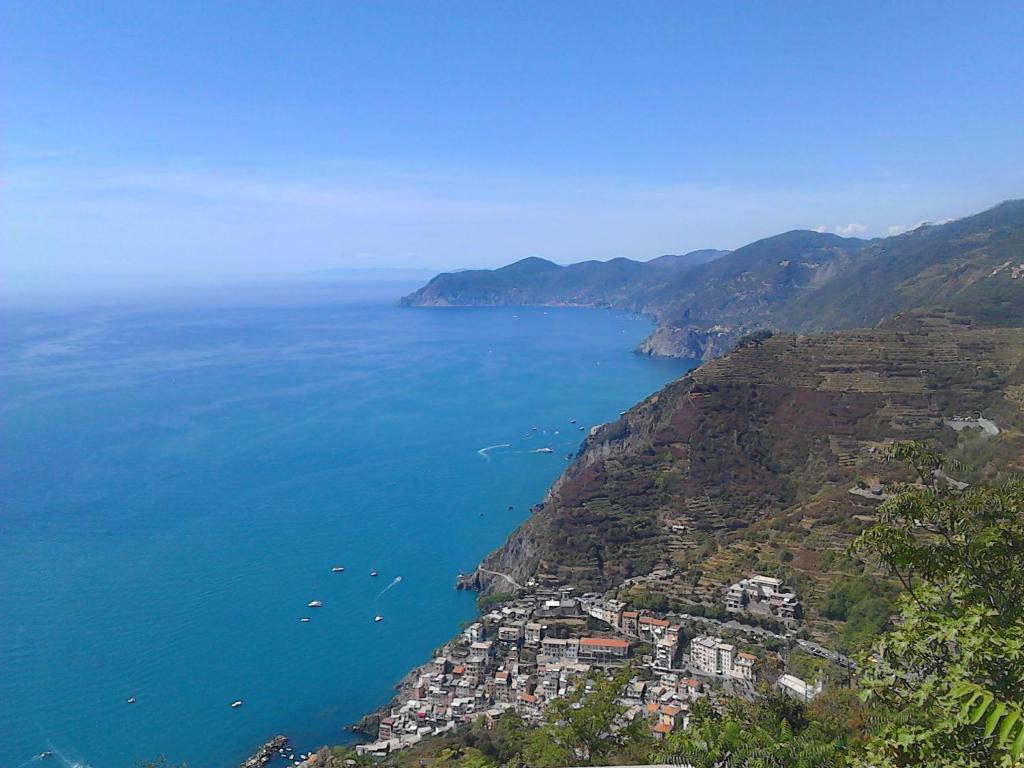widok z powietrza na duży zbiornik wody w obiekcie Mare, Monti e...Cinque Terre w mieście La Spezia