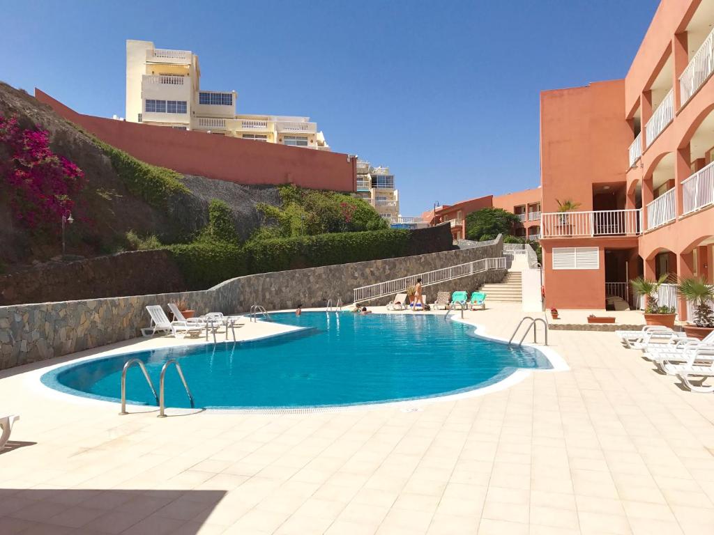 a swimming pool in the middle of a building at Residencial Playa Paraiso in Costa Calma