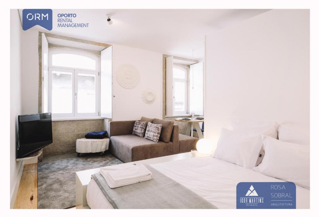 sala de estar con cama y sofá en ORM - Almada Apartments, en Oporto