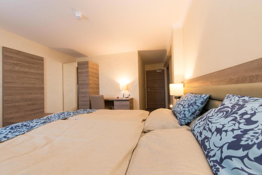 Postel nebo postele na pokoji v ubytování Hotel Saint Fiacre