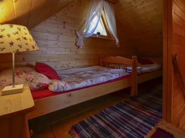 Posteľ alebo postele v izbe v ubytovaní Domek drewniany simonka zawoja