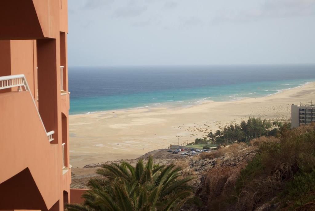 コスタ・カルマにあるResidencial Playa Paraisoの建物から海岸の景色を望めます。
