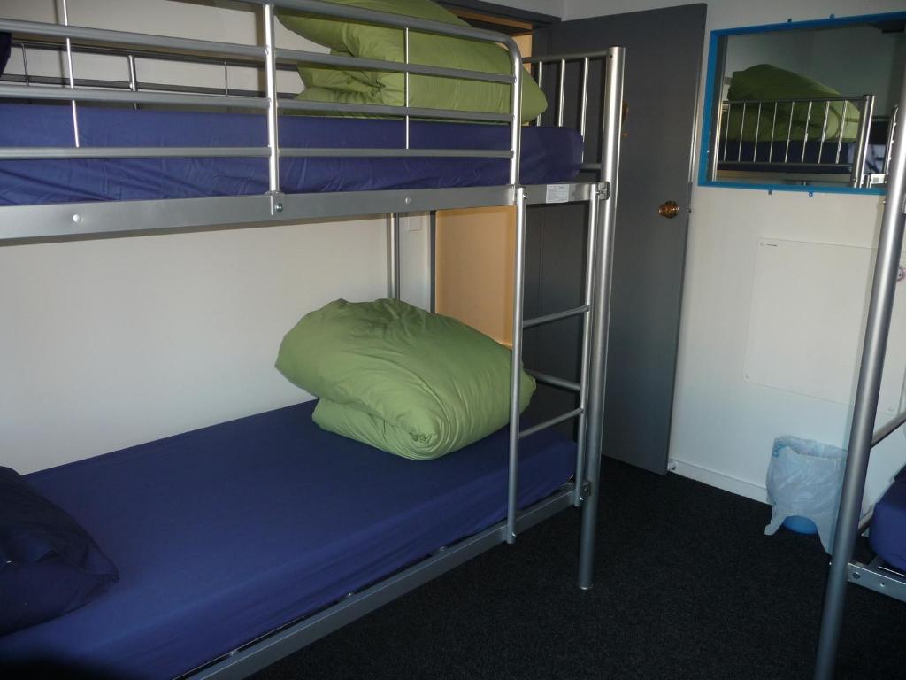Palanda nebo palandy na pokoji v ubytování Mount Backpackers