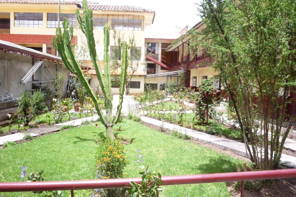 un jardín con plantas y árboles frente a un edificio en Hostal Santa Rosa Cusco, en Cusco