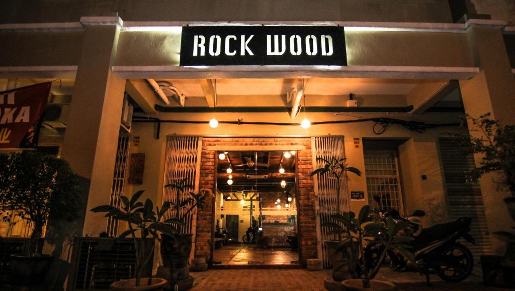 um edifício com um sinal que lê lã de rocha em Rock Wood Hotel em Sungai Petani