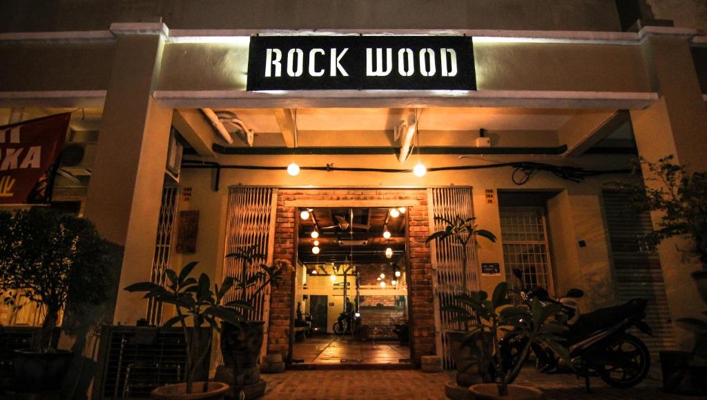 ein Gebäude mit einem Schild, das Steinwolle liest in der Unterkunft Rock Wood Hotel in Sungai Petani