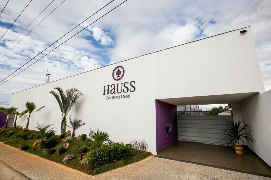 a white building with a purple door at Hauss Excellence Motel in Sete Lagoas