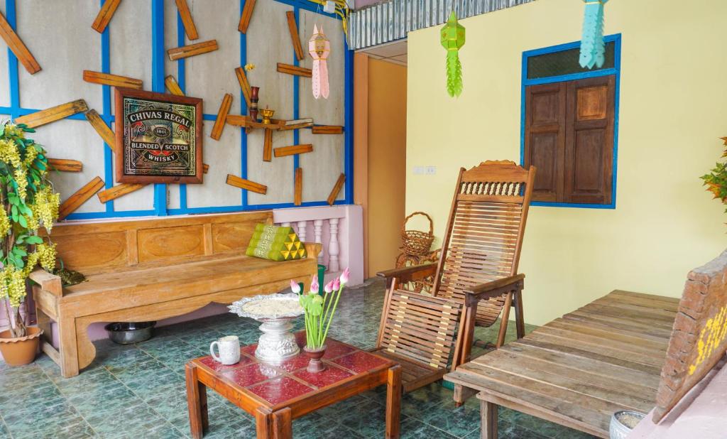 Zimmer mit einer Bank, einem Tisch und Stühlen in der Unterkunft Zleep63 in Bangkok