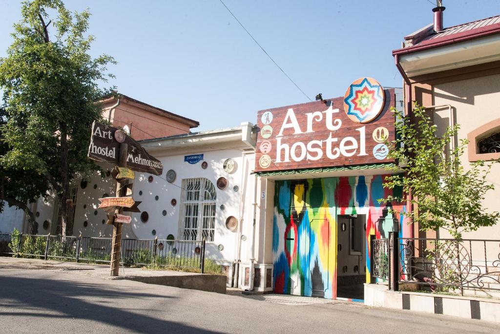 ein Kunstmuseum mit einem Schild an der Seite eines Gebäudes in der Unterkunft Art Hostel in Taschkent