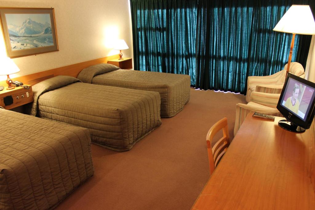 TV a/nebo společenská místnost v ubytování Distinction Mackenzie Country Hotel