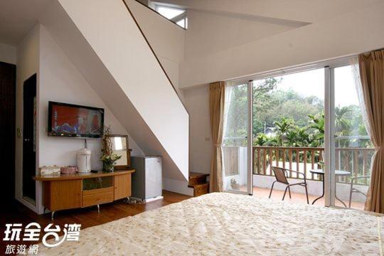 Un pat sau paturi într-o cameră la Nunu Haus Guest House