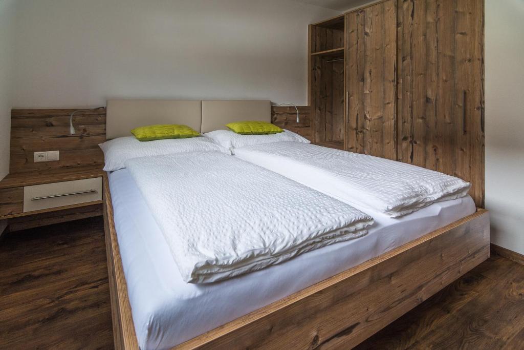 Łóżko lub łóżka w pokoju w obiekcie Appartementhaus Bergland