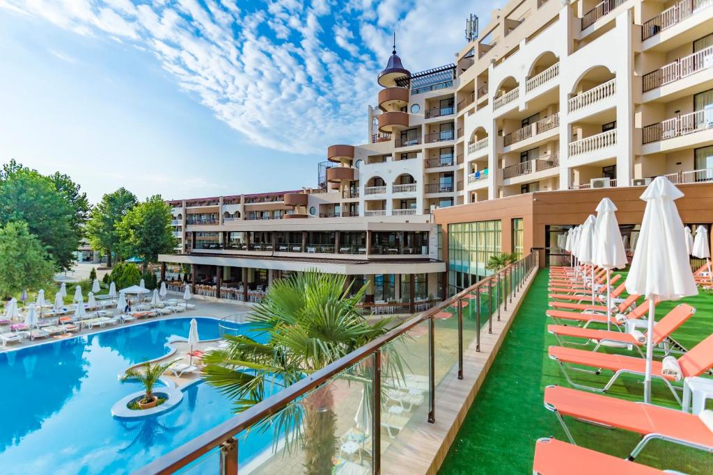 uma vista para a piscina a partir da varanda de um hotel em HI Hotels Imperial Resort - Ultra All Inclusive em Sunny Beach
