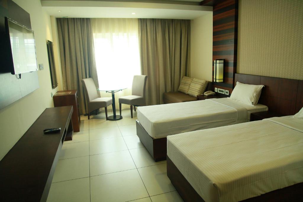 Postel nebo postele na pokoji v ubytování Vavas Inn & Suites