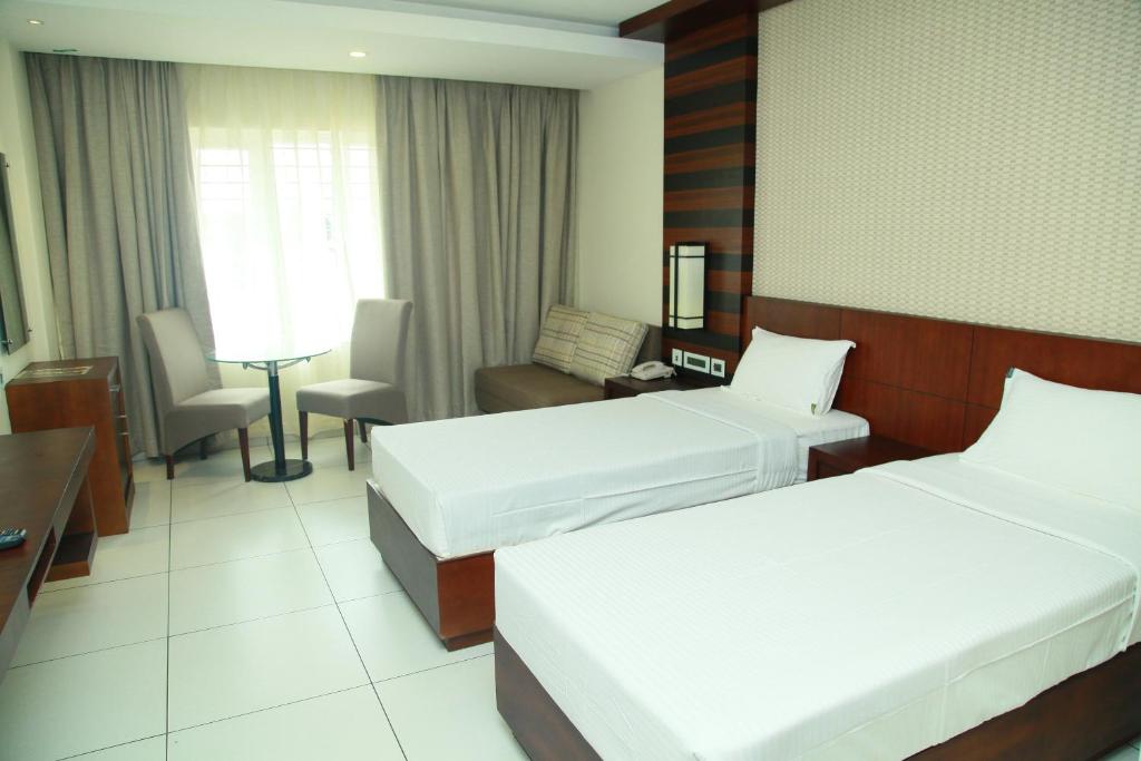 Postel nebo postele na pokoji v ubytování Vavas Inn & Suites