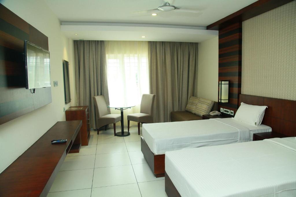 Postel nebo postele na pokoji v ubytování Vavas Inn & Suites