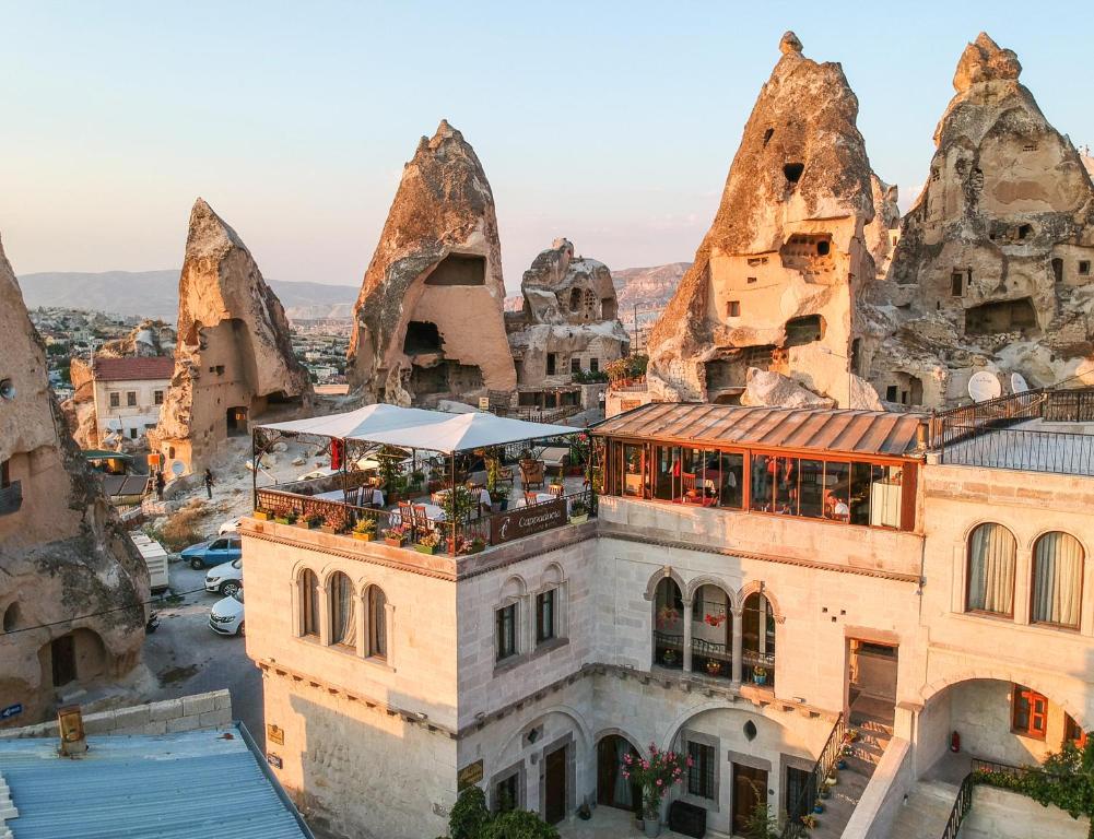 un edificio antiguo con un restaurante en la cima de una montaña en Cappadocia Cave Land Hotel en Goreme