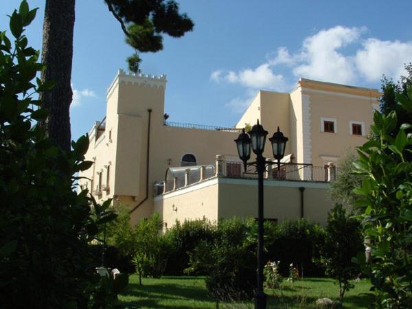 un edificio con una luz de la calle delante de él en B & B Dei Nobili, en Bitetto