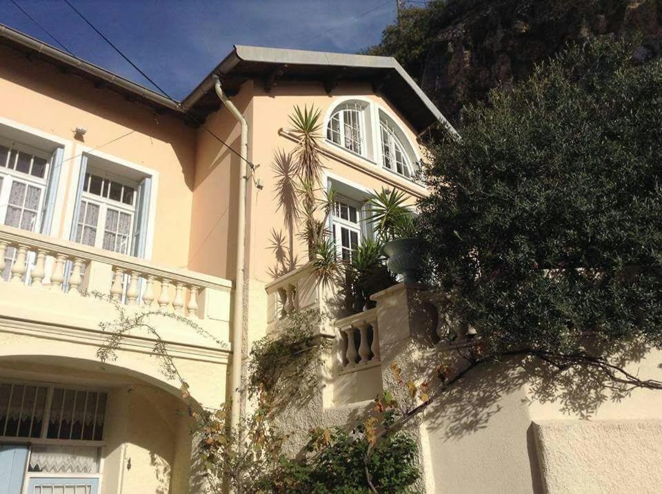 une maison avec des plantes sur son côté dans l'établissement Les Citronniers, à Villefranche-sur-Mer