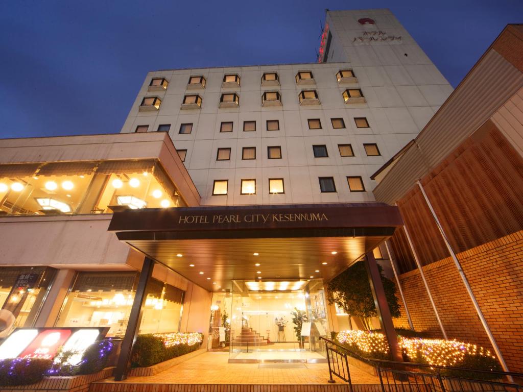 氣仙沼市的住宿－氣仙沼珍珠城市飯店，一座建筑,上面标有读取酒店城市复兴的标志
