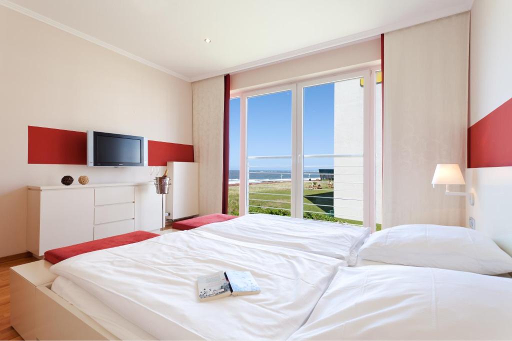 Ein Bett oder Betten in einem Zimmer der Unterkunft Strandhotel Georgshöhe
