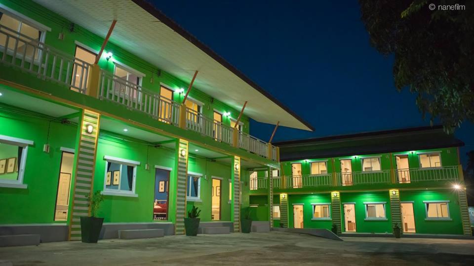 ラワイビーチにあるVii House Rawai Phuketの夜間の緑灯の建物